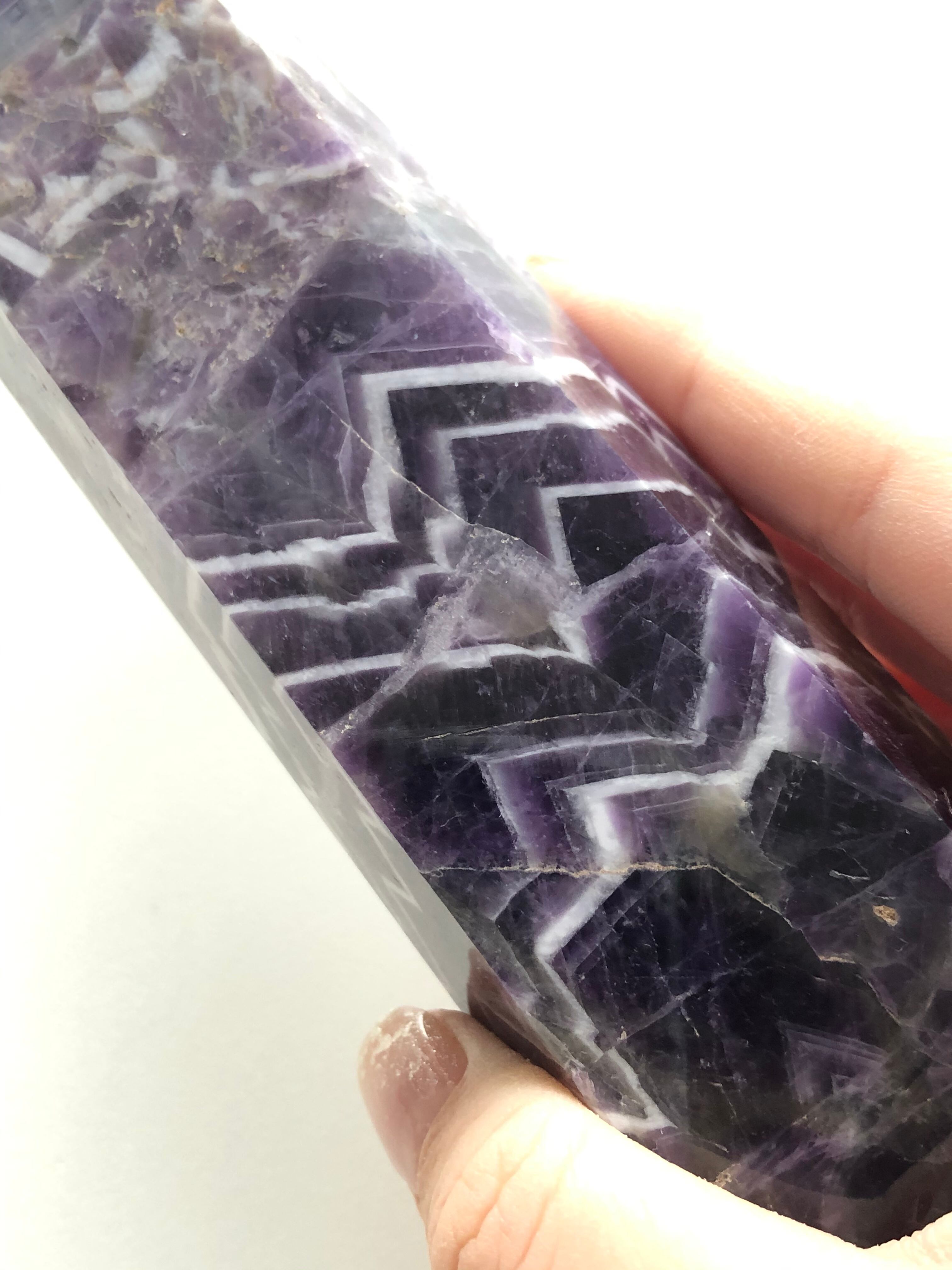 シェブロンアメジストの大きなポイント(17.5センチ！) | 虹色の星