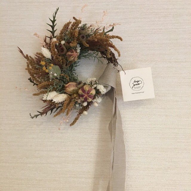 木の実と小花の半月リース