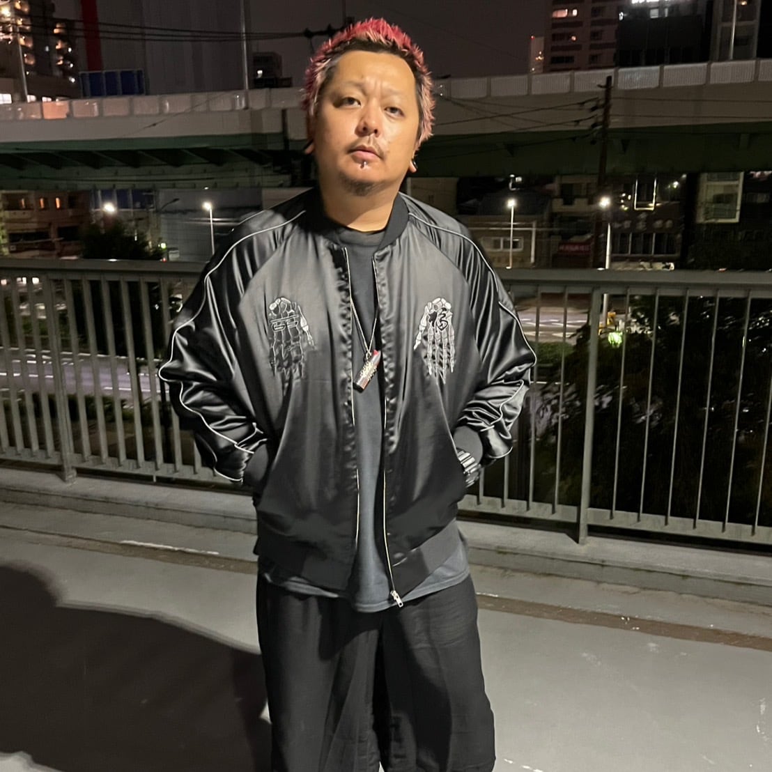 新宿治安指標JKT (刺繍カラー：MONO) | 深夜未明