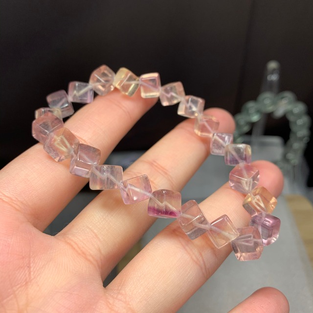 可愛い色合い꙳★*ﾟフローライトキューブブレスレット