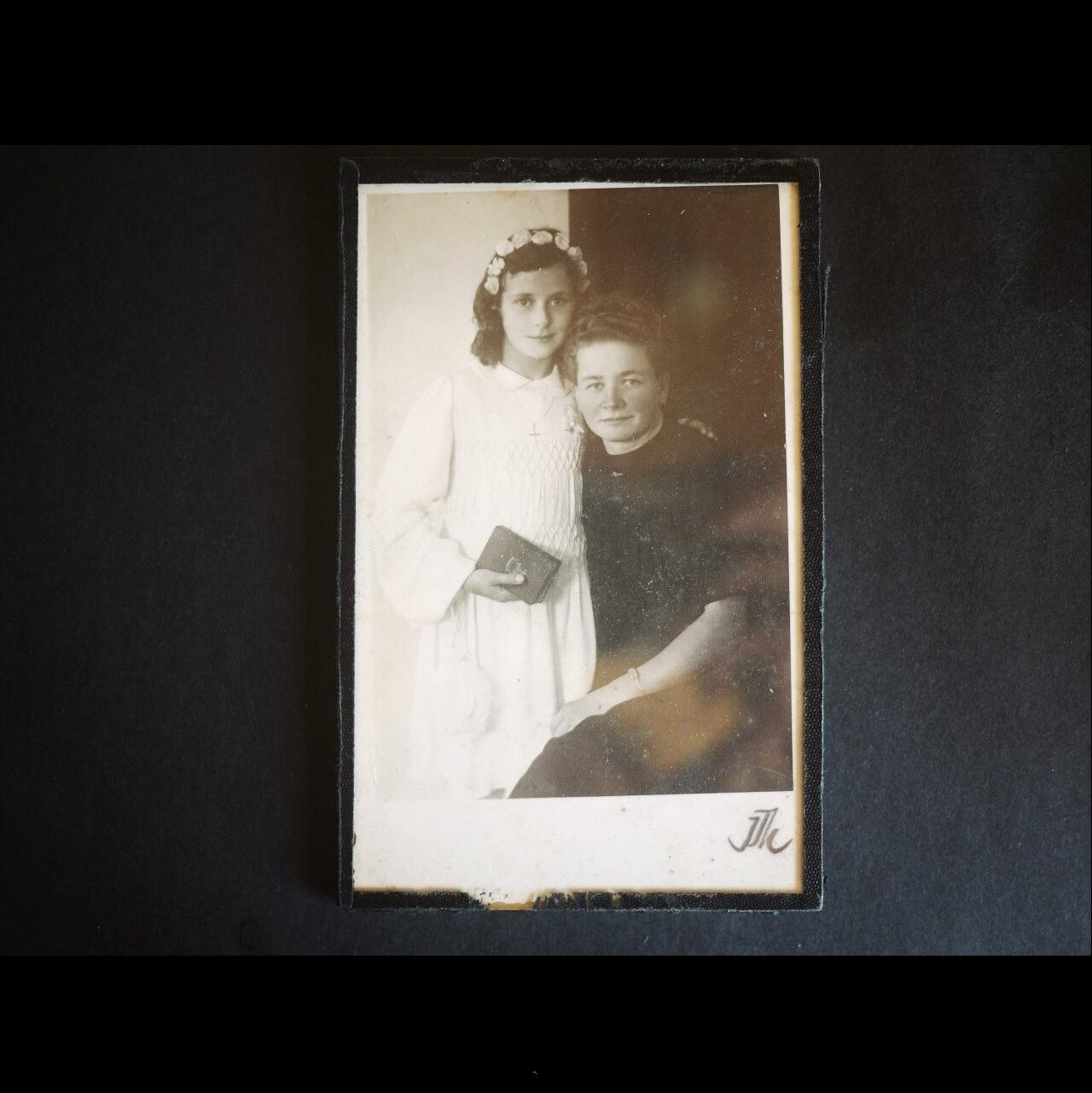 古いフォトフレーム 少女と母