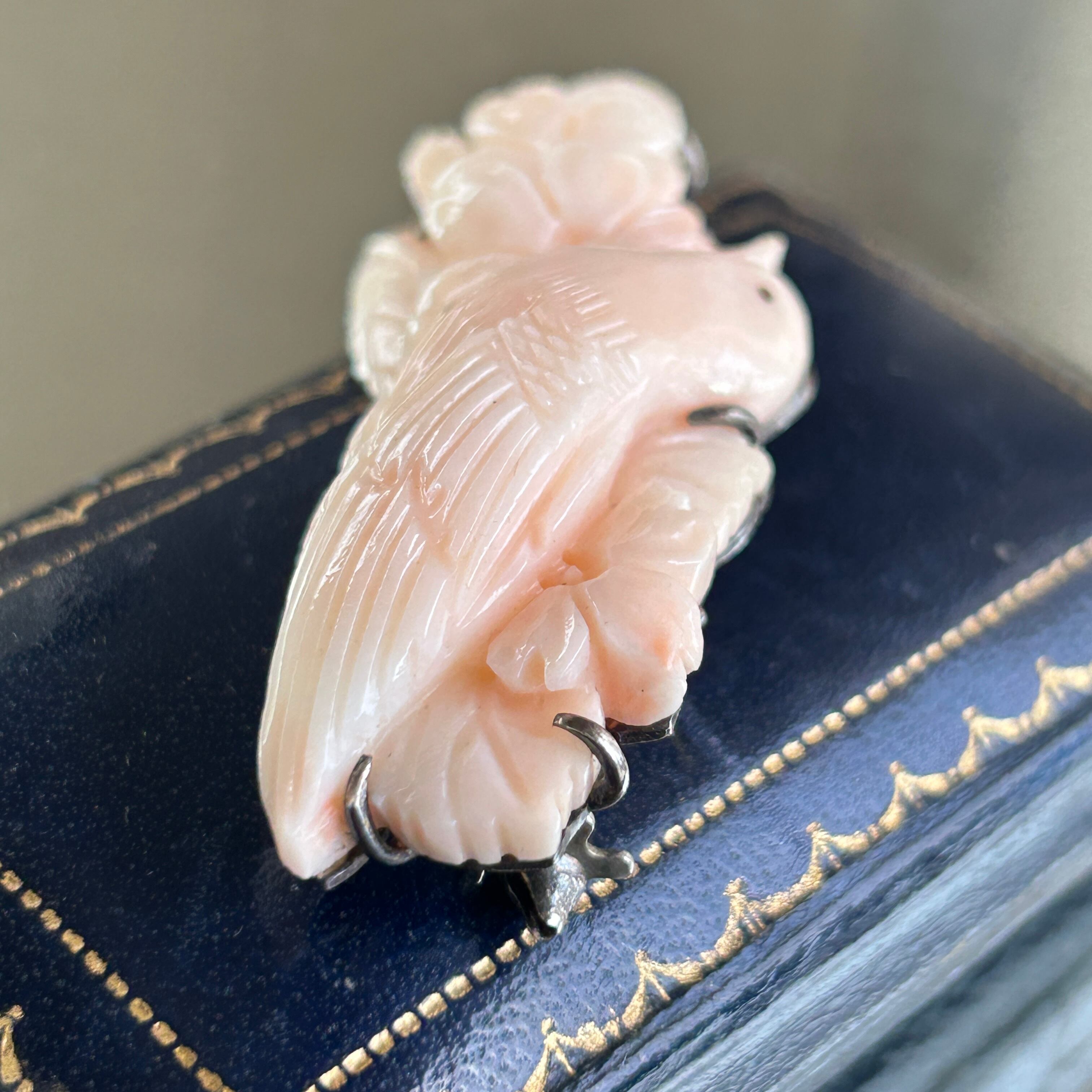 Vintage  薄桃サンゴカービング　桜にヒヨドリのブローチ