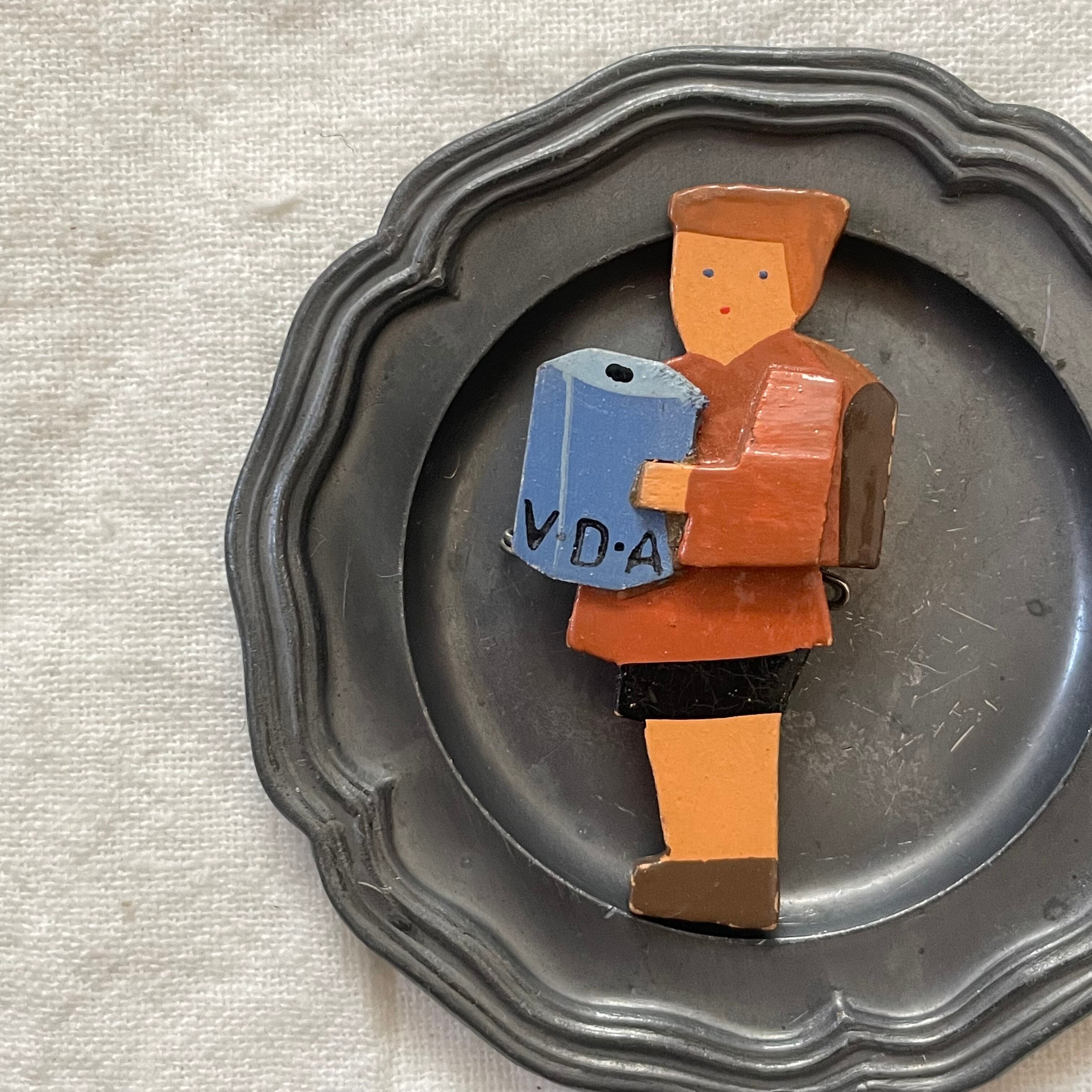 木製の人ブローチ3