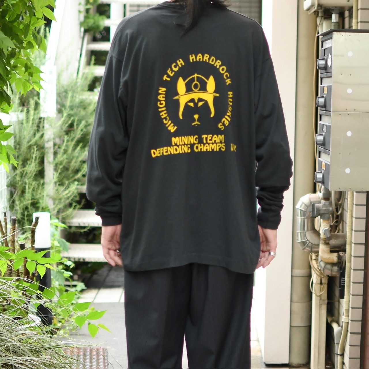 92's husky print long sleeve college tee