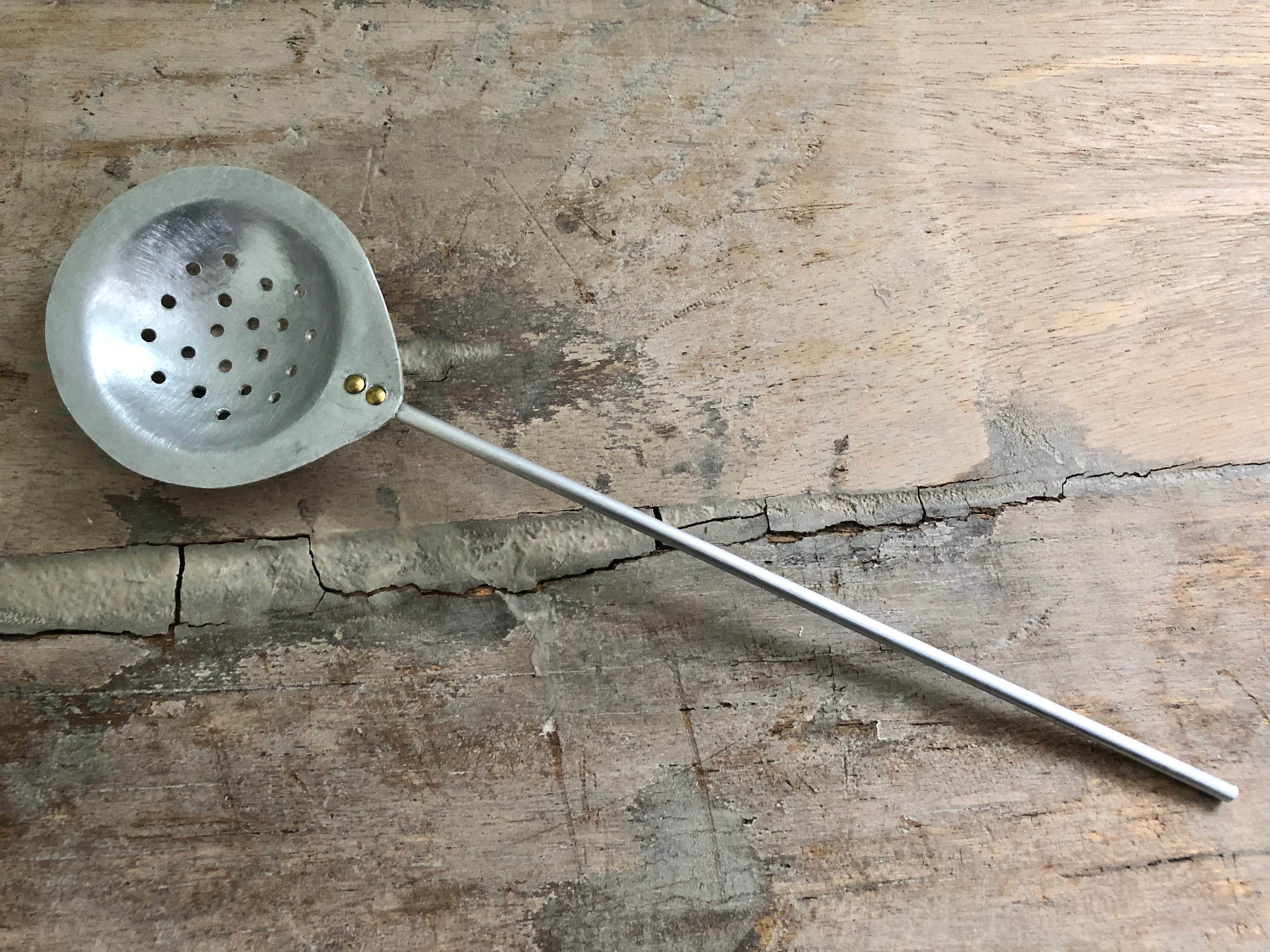 um/上田真理子 長い柄の穴あき茶漉し