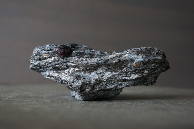 ロシア産アルマンディンガーネット/バイオタイト Almandine Garnet / Biotite 1831