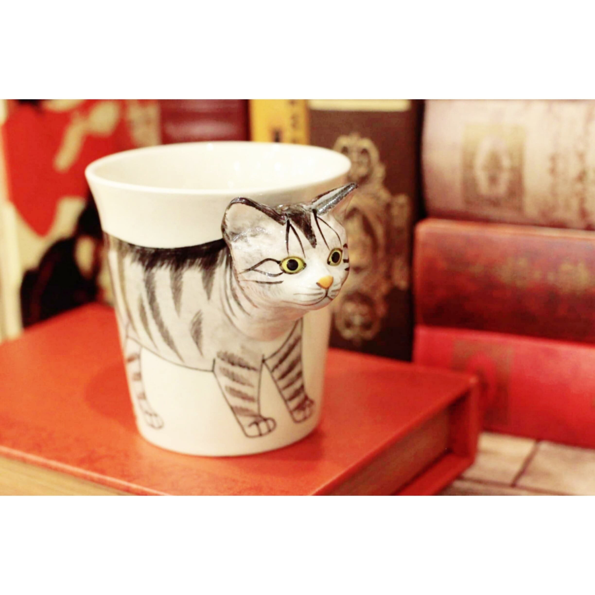 タビーネコのはみ出し顔のマグカップ サバトラ猫(アメリカンショートヘア)【電子レンジ/食洗機対応】/浜松雑貨屋 C0pernicus