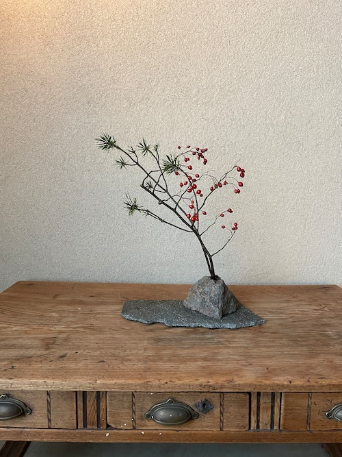 119 石の花器・枝ものセット 正月用水引き飾り付き