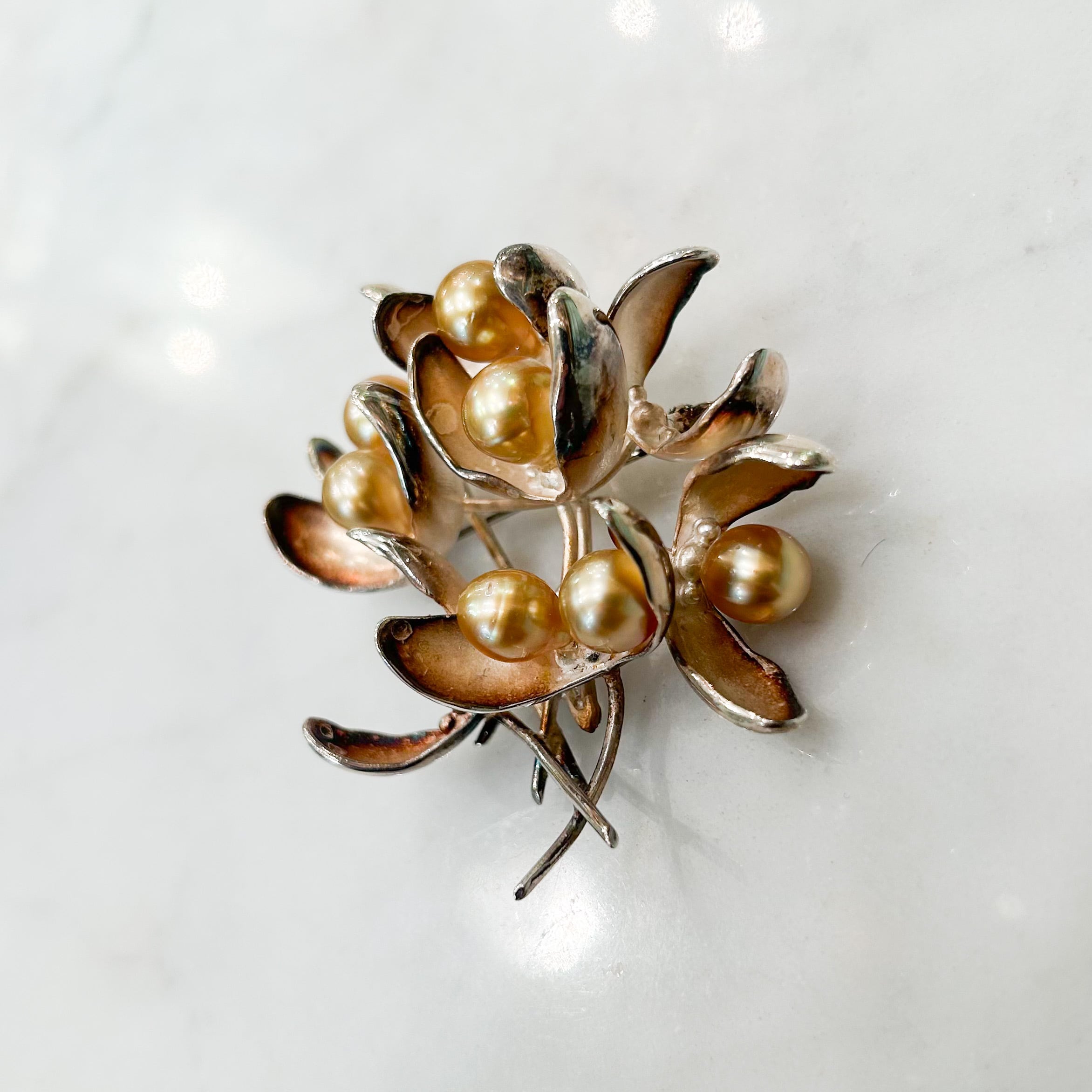 シルバーと南洋ゴールドバロックパールのヤドリギのブローチ | Akio Mori