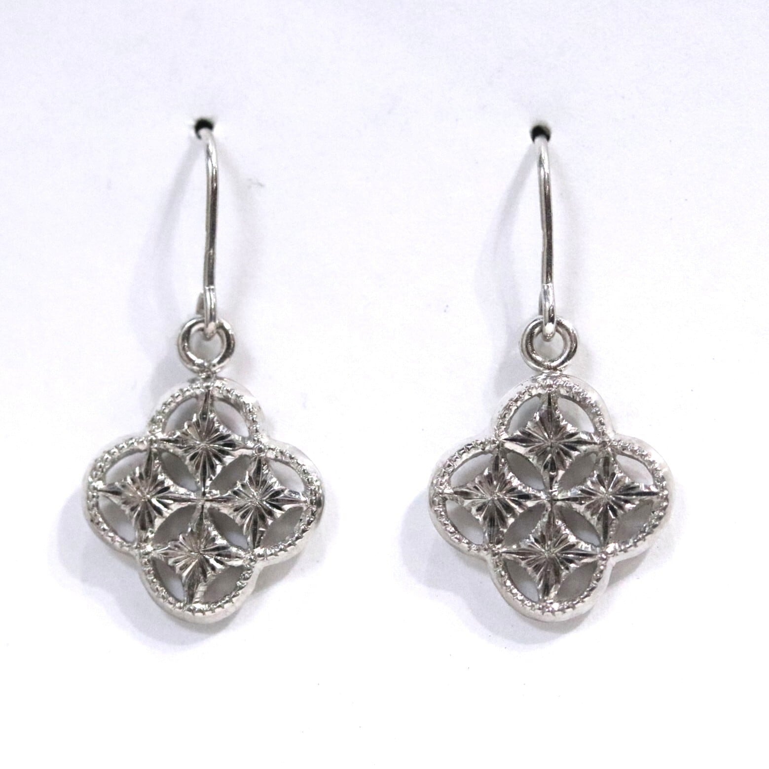 SVクローバー透かしピアス【quadrifoglio】クアドリフォリオ プラチナカラーフックタイプ