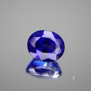 青の深淵が誘う、静謐な輝き 0.35ct 天然ロイヤルブルーサファイア