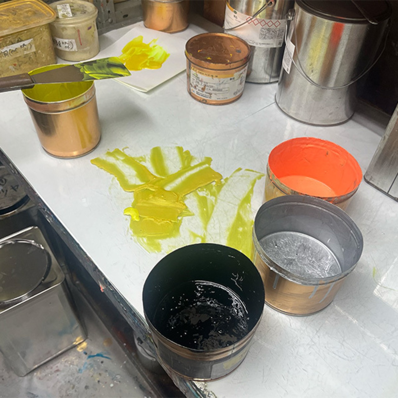 ［額装シルクスクリーン］『ペンギンと手乗り〝手乗りフェス イエロー〟』シリアルナンバー・直筆サイン入り