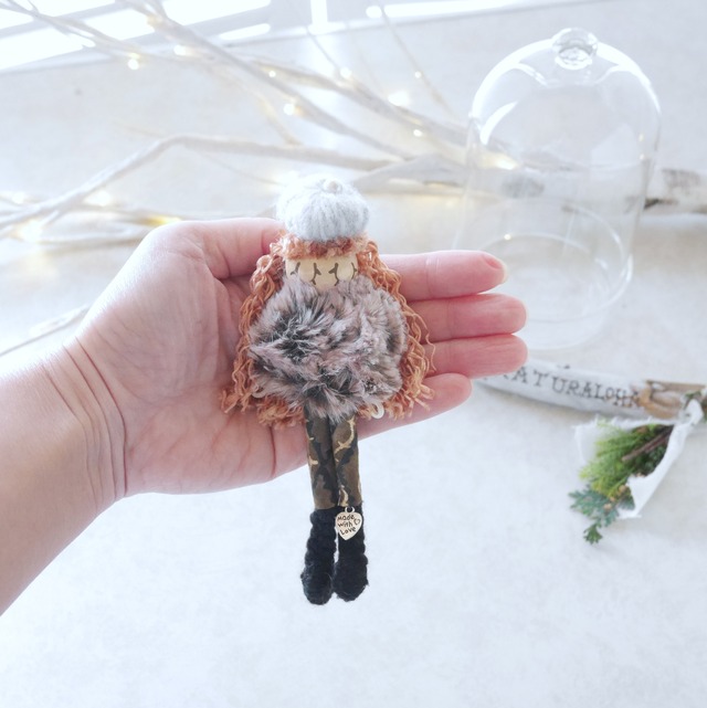 【冬ドール】ファーを纏ったハワイアンガール (ブラウン・パンツスタイル)