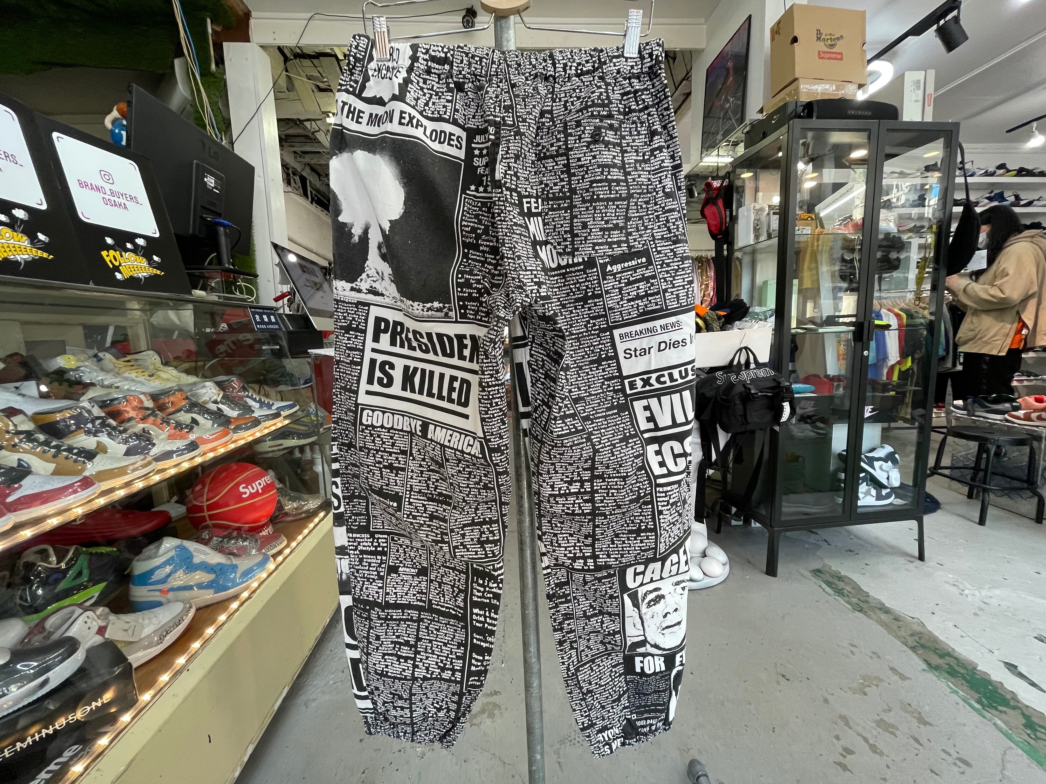 supreme newsprint skate pant black m | kensysgas.com