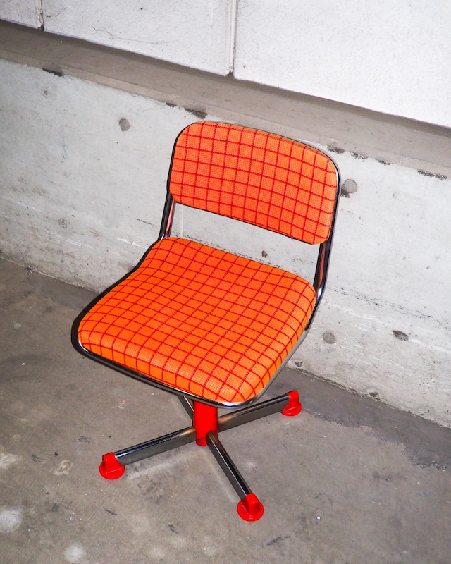 Height-adjustable check chair