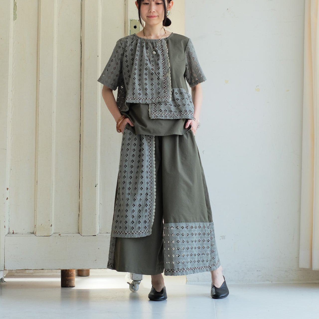 【布が好き様】MUVEIL ビジュー ガウチョパンツ 38 M カーキ 人気シリーズ新展開】個性的×フェミニン♡カットワークレース重なる