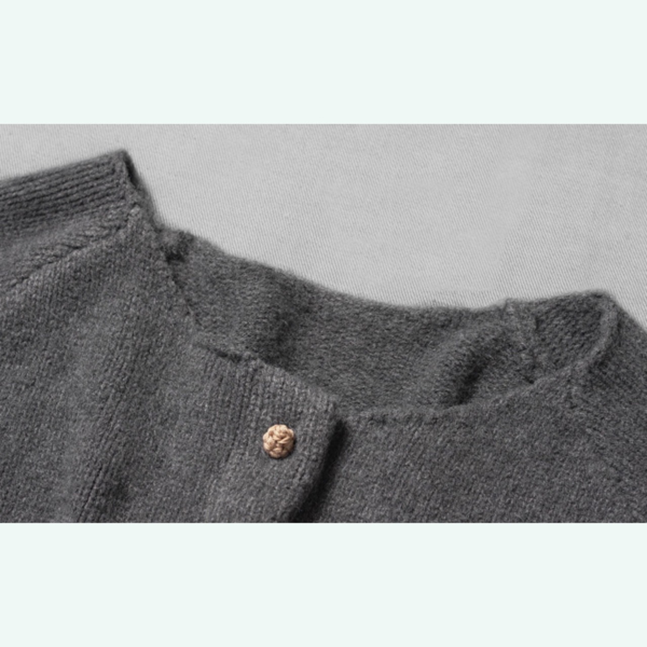 小花の可憐さと“M”の遊び心を宿したグレーカーディガン 《i0834》