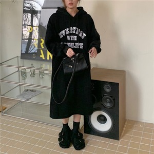【送料無料】 大きいサイズ 裏起毛 パーカーワンピース フーディ レディース ロゴプリント ロゴ ロングワンピース ロング ミモレ丈 iライン aライン スウェット スエット トレーナー 長袖 あったかい 秋 冬 ゆったり 体型カバー 着痩せ 細見え 大人 カジュアル スポーティー 韓国 10代 20代 30代 40代 ブラック グレー