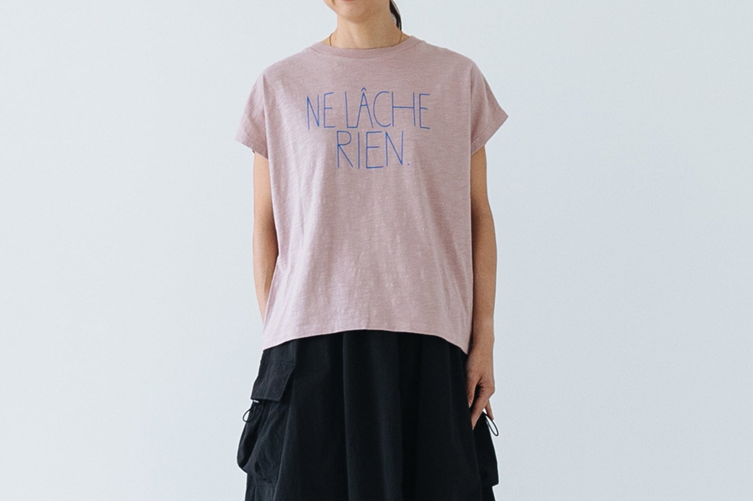 ソフトスラブ フレンチスリーブプリントTEE "NE LACHE RIEN"
