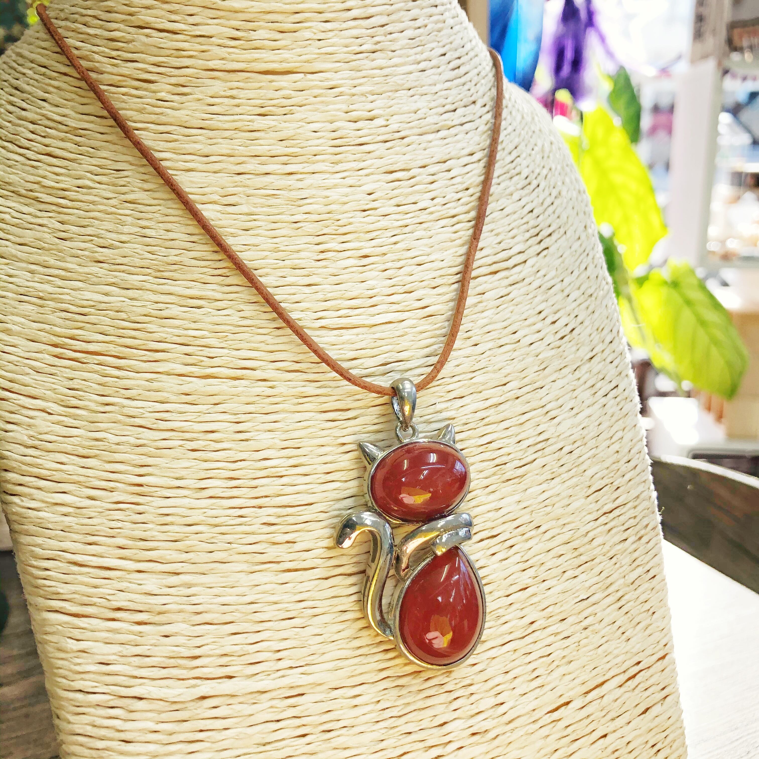 ラッキーねこの天然石ネックレス カーネリアン 牛革紐