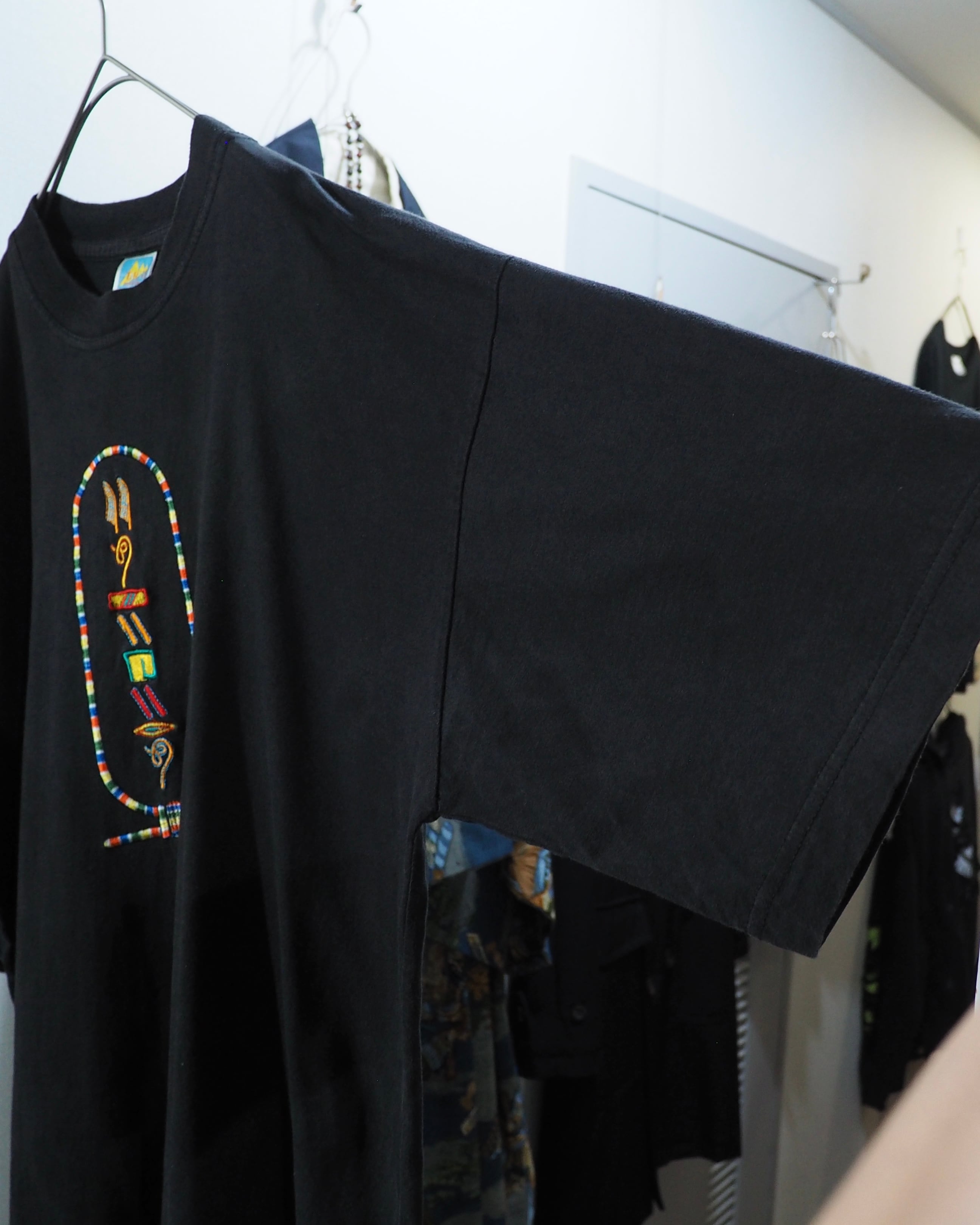 ” エジプト神聖文字 - EGYPTIAN HIEROGLYPHS ” Embroidery Black SS Tee