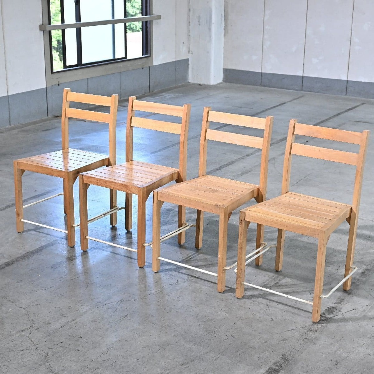 アデペシュ ダイニングチェア 4脚セット 杉無垢材 ナチュラル 北欧スタイル カフェ 椅子 店舗什器 リビング a.depeche【中古家具/中古インテリア/USED家具ユーズド家具/リサイクル】