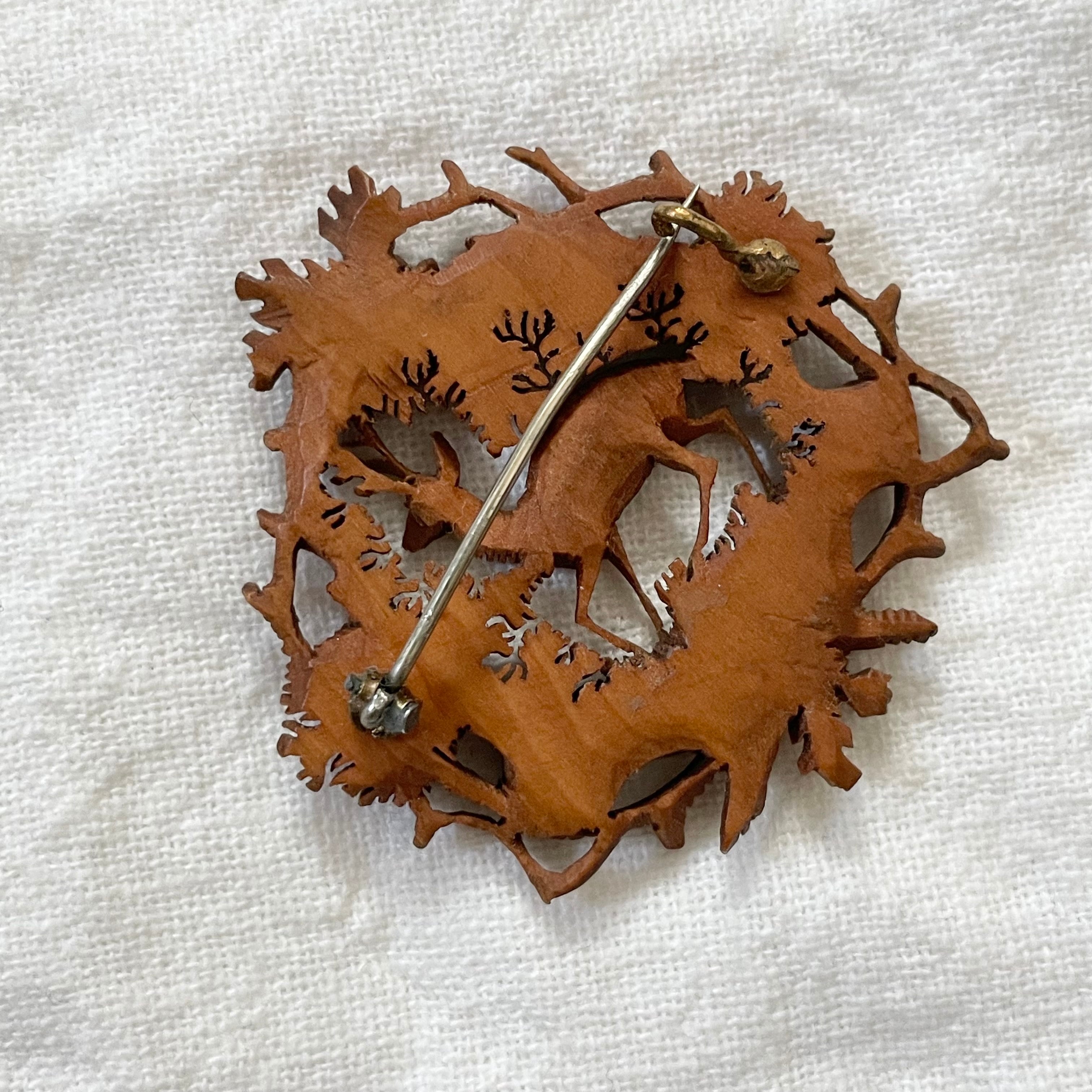 木彫りの鹿ブローチ | tsuitachi craft&brocante