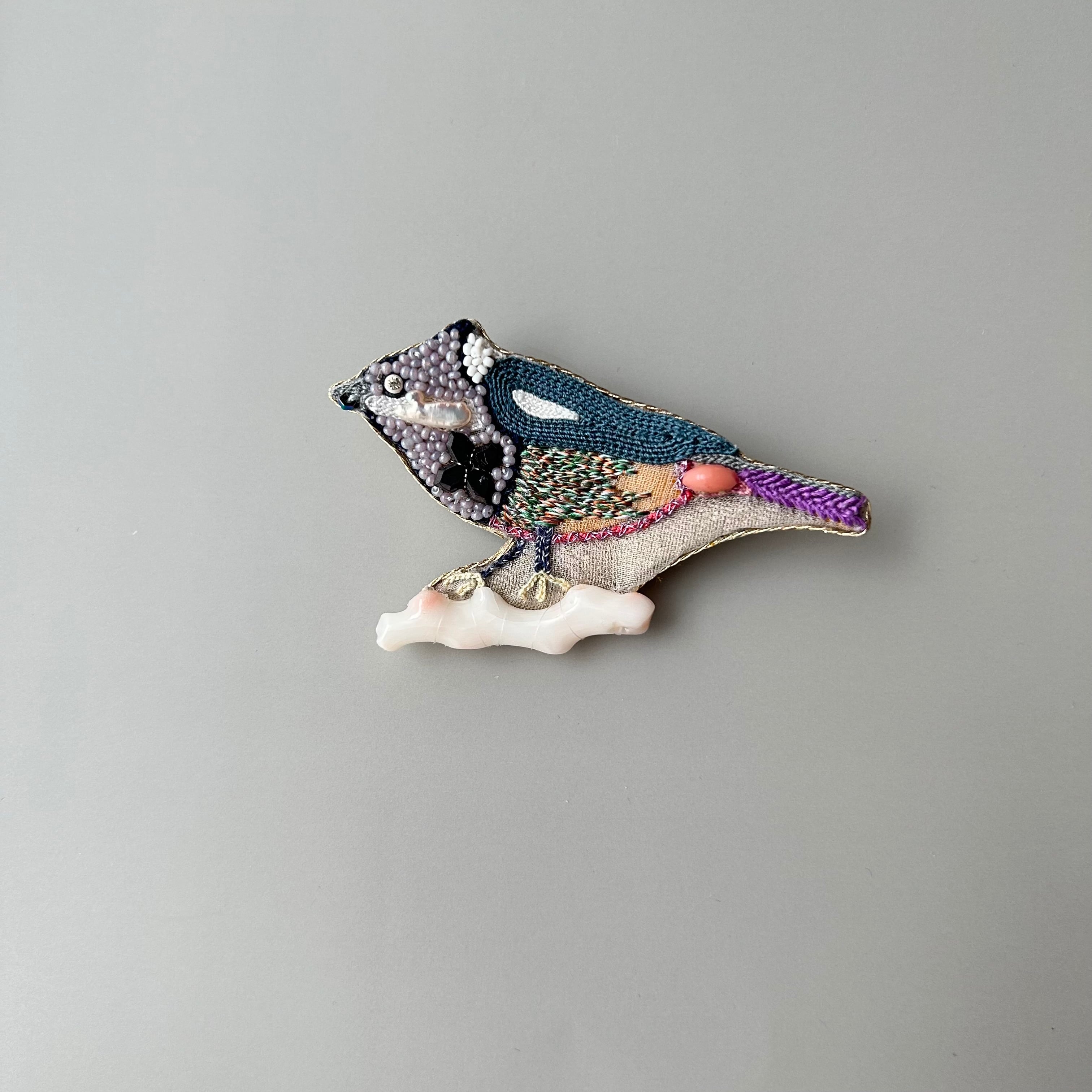 黒いクロス模様を持つ鳥ブローチ | Rika Ogasawara｜ 福岡 フランス