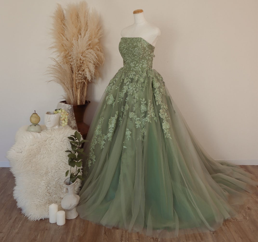 パールに花柄に裾のラインがオシャレで可愛い イブニングドレス 新品・未使用】パールに花柄に裾のラインがオシャレで可愛い