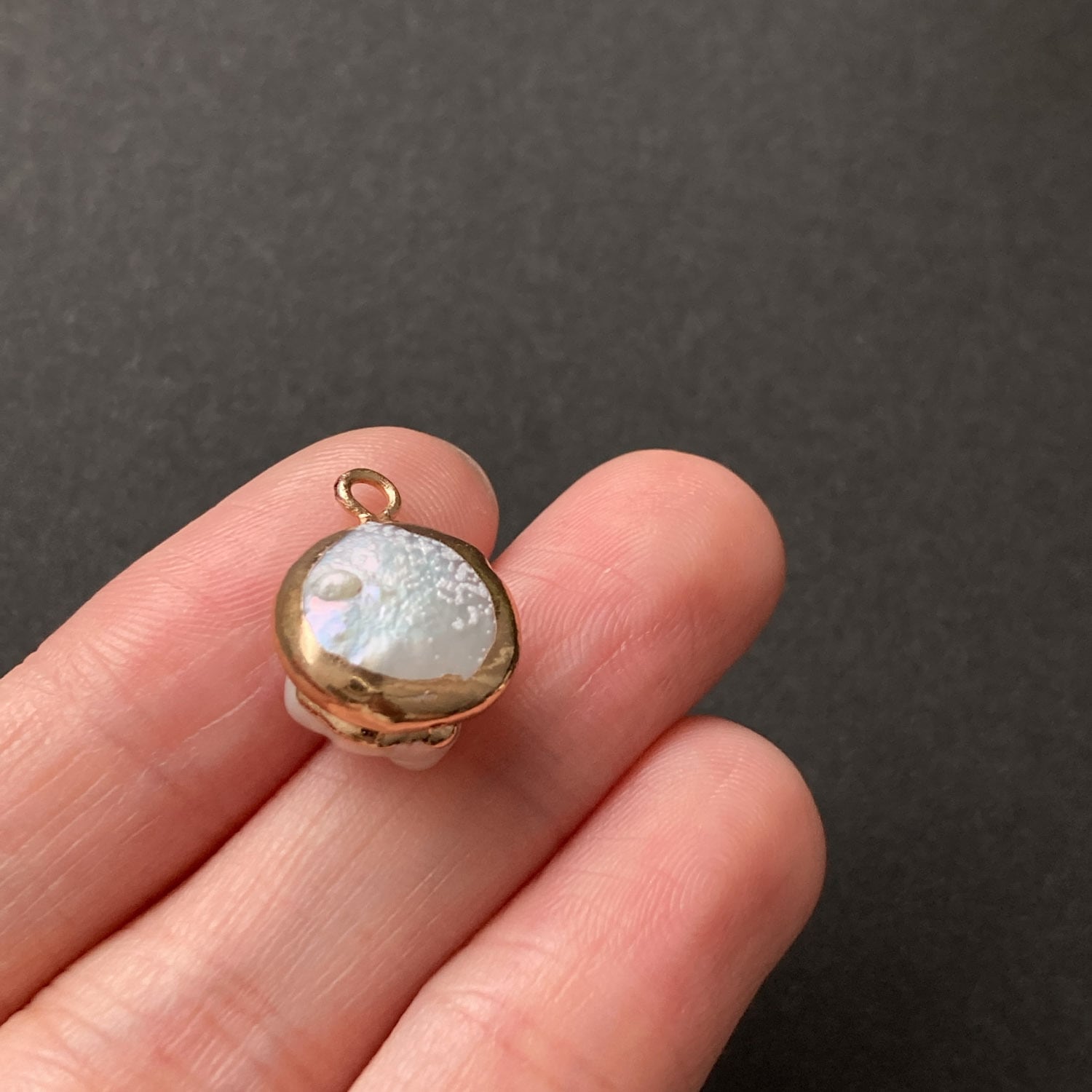 最終入荷〉ゴールド縁いびつ淡水パールチャーム | Dua-アクセサリー