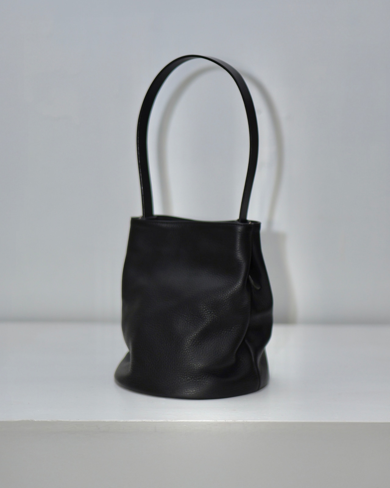 mnoi - C bag|肉厚シュリンクレザー/丸底ショルダーバッグ