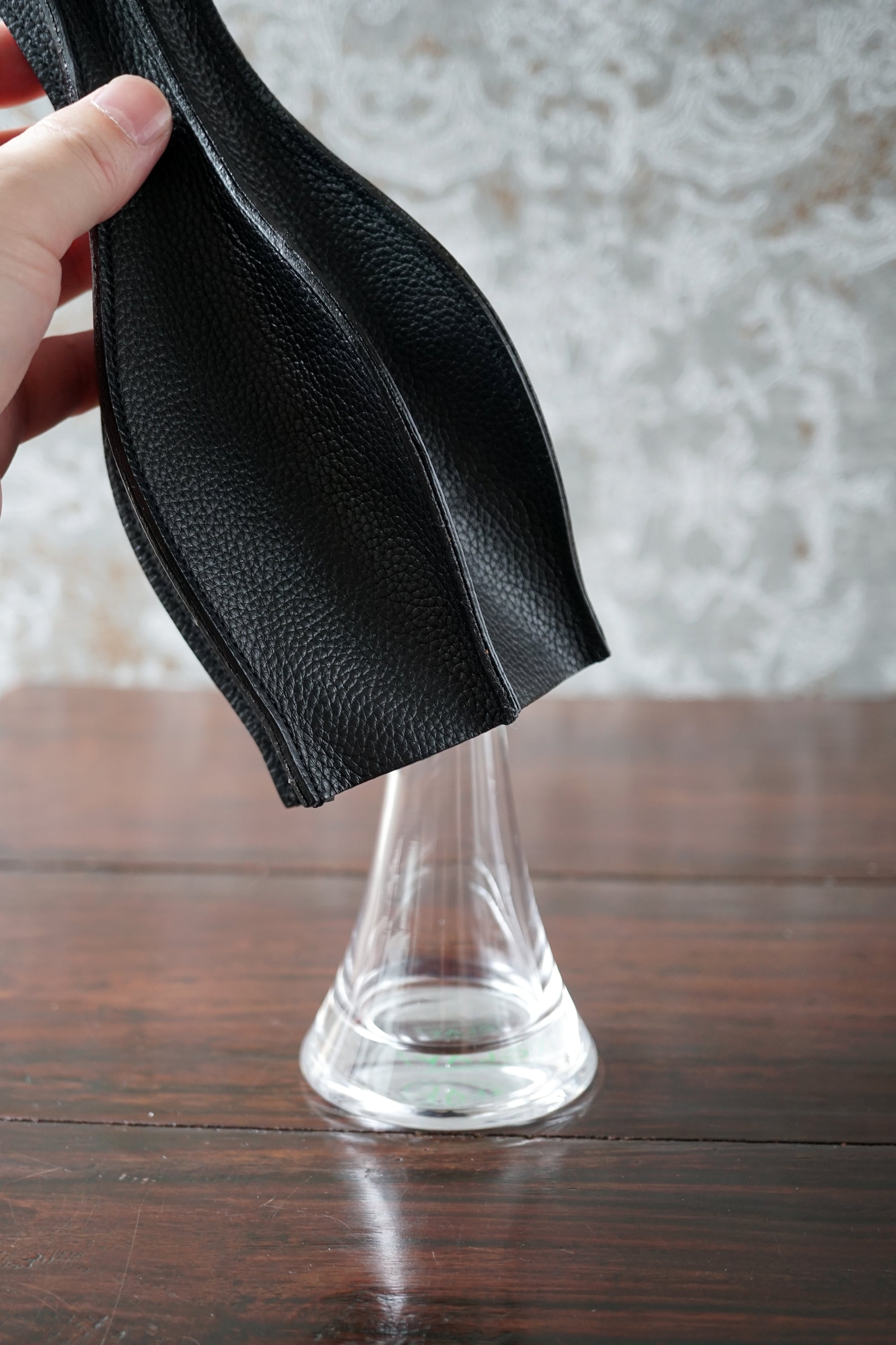 本革製フラワーベース／くびれ型（大）、ガラスベース付属 | EARL'S