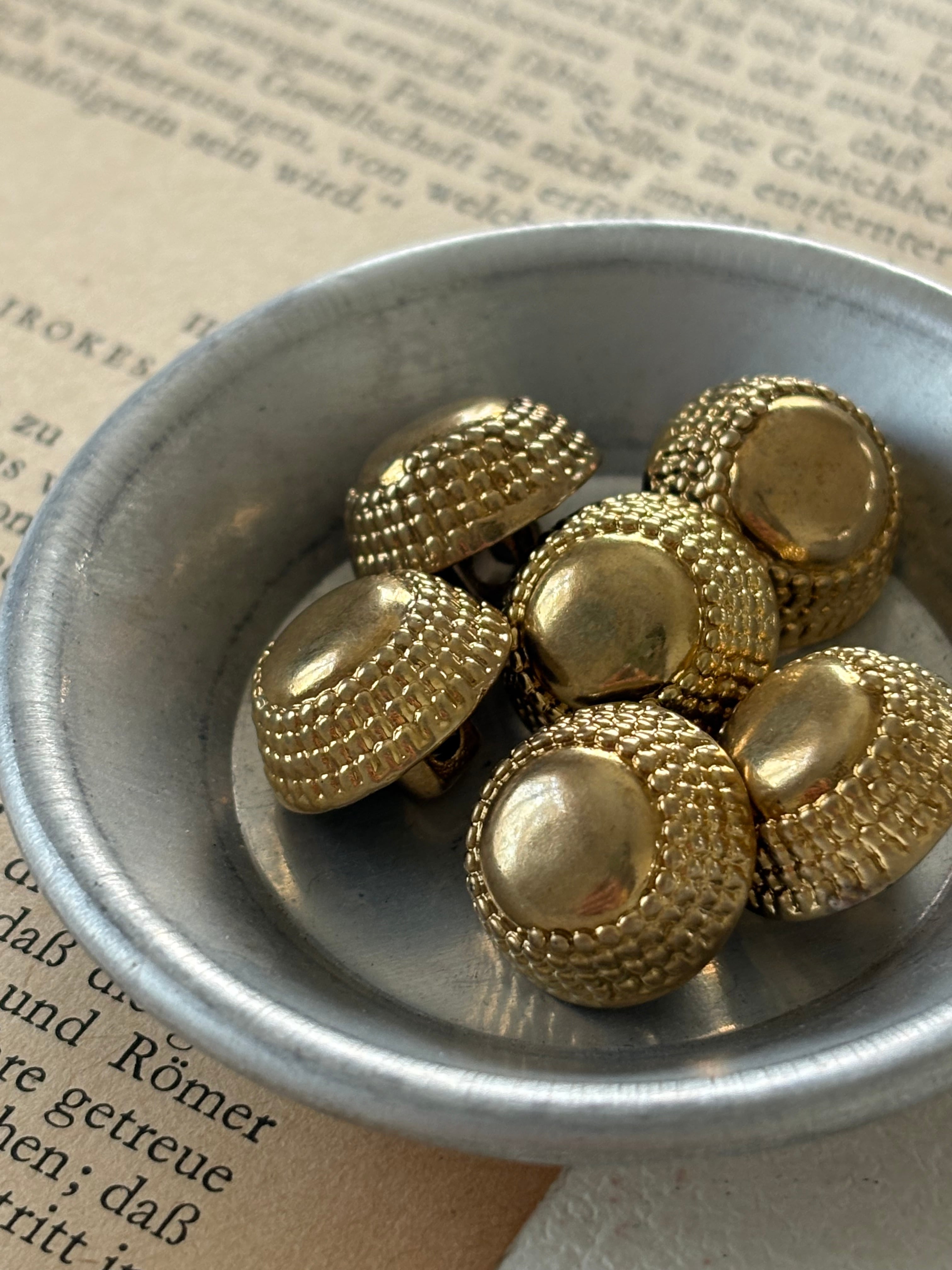 15mm フランス ヴィンテージボタン 1990年代 ドーム型 ゴールド プラスチックボタン アクセサリーパーツ