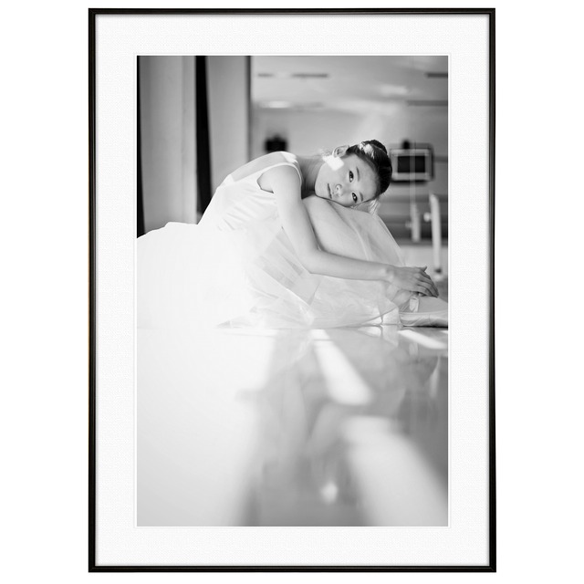 人物写真 こちらを見つめるバレエの少女 インテリアモノクロアートポスター額装 AS2497