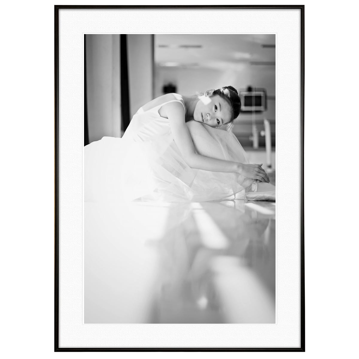 人物写真 こちらを見つめるバレエの少女 インテリアモノクロアートポスター額装 AS2497