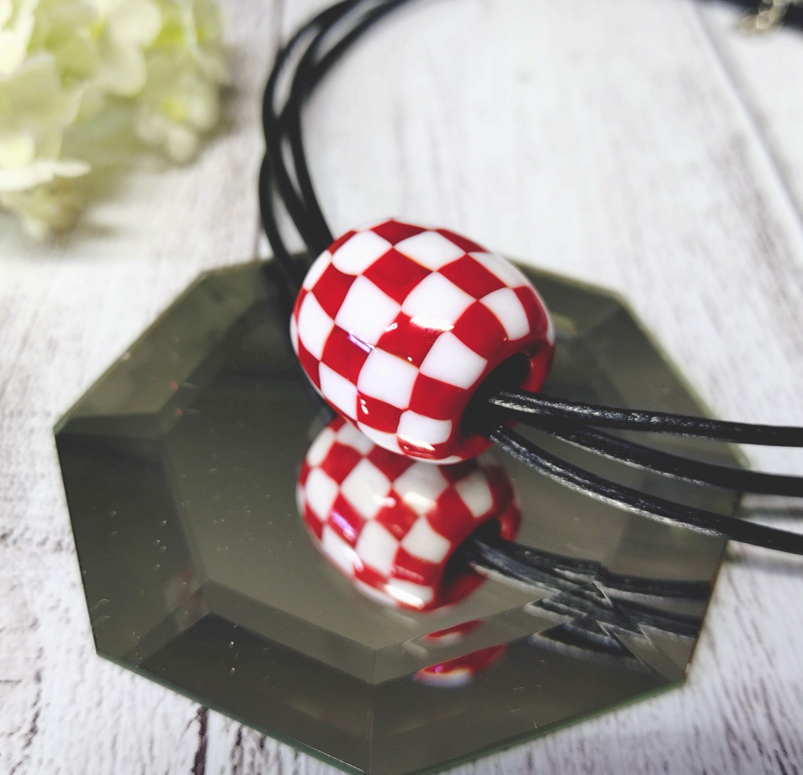 紅白市松模様のとんぼ玉・ネックレス