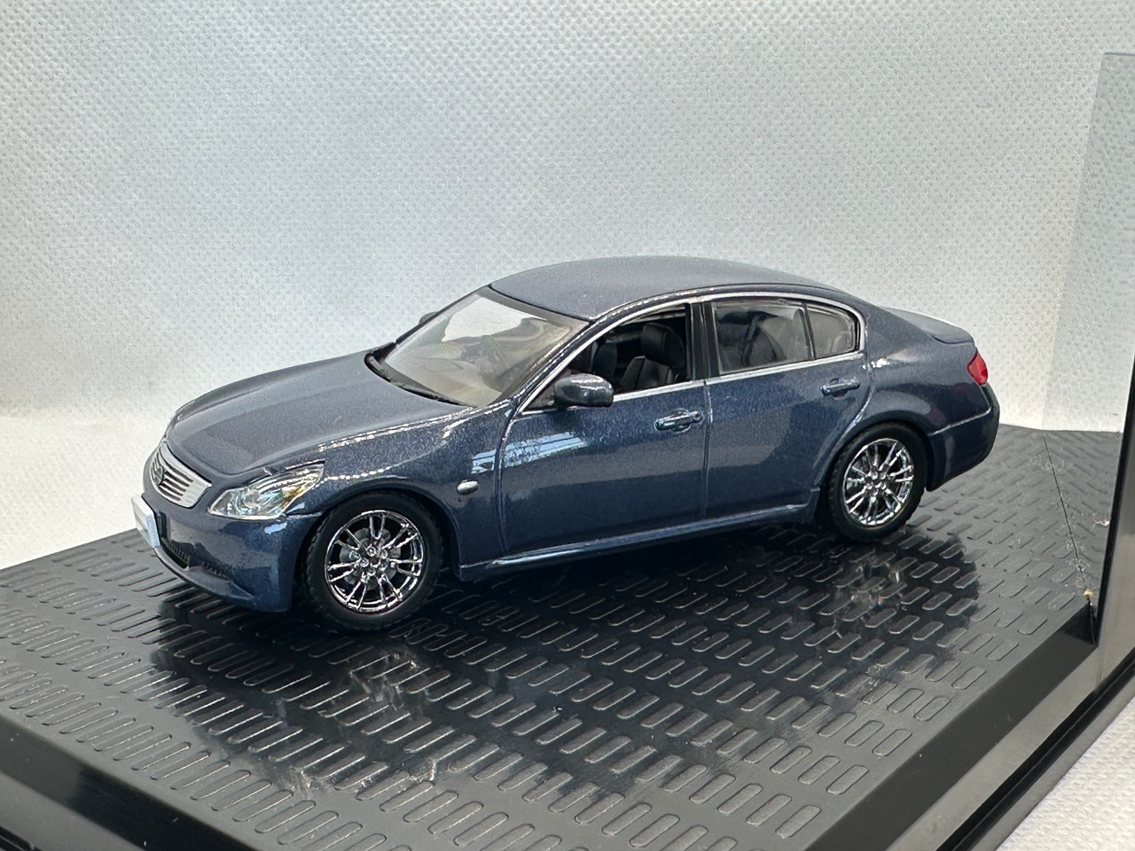 【ディーラー特注】 1/43 日産 スカイライン V36 (ルナマーレシルバーチタンパール)買取品