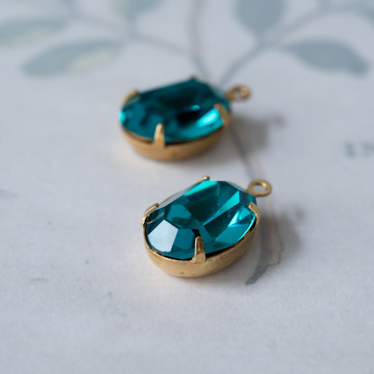 1950-70's D.S. & Co. ピーコックブルーのオーバルチャーム(1コ)