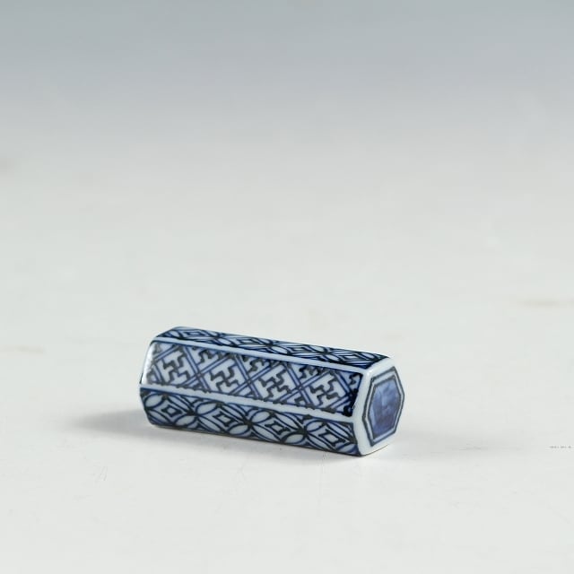 名窯 清水焼( Kiyomizu ware/,Kyoto) 青花 菱卍に七宝繋ぎ文 箸置き 1