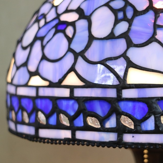 送料無料 ステンドグラスランプ おしゃれ 綺麗な ブルーローズ 青薔薇 テーブルランプ 卓上ライト 照明器具 スタンドライト Led使用可能 御祝 プレゼント ギフト ステンドグラス ランプ 雑貨屋リエット