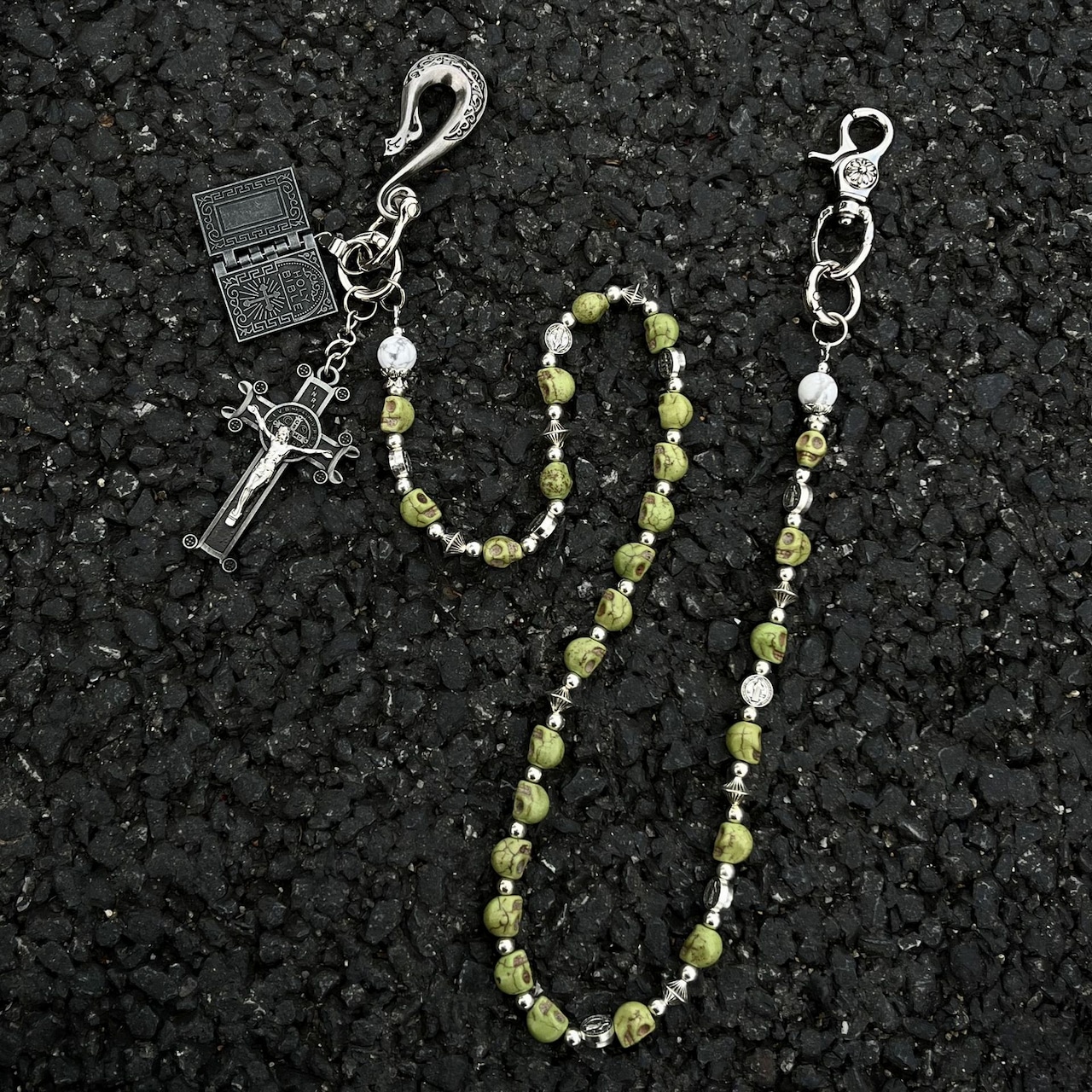 グリーンスカルビーズクロス ウォレットチェーン G136