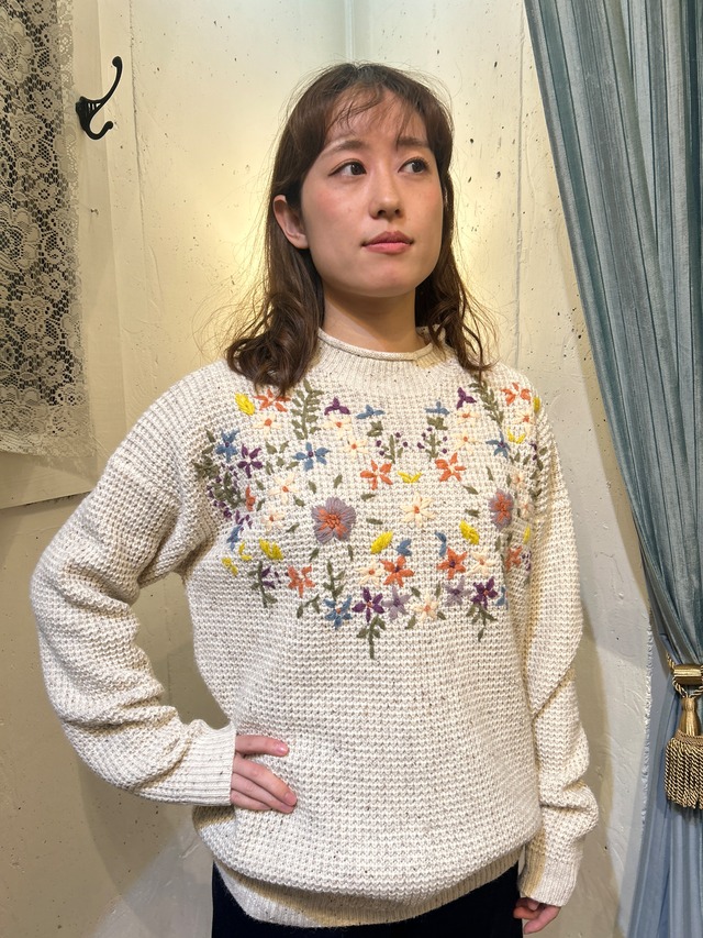 Earth color flower embroidery sweater