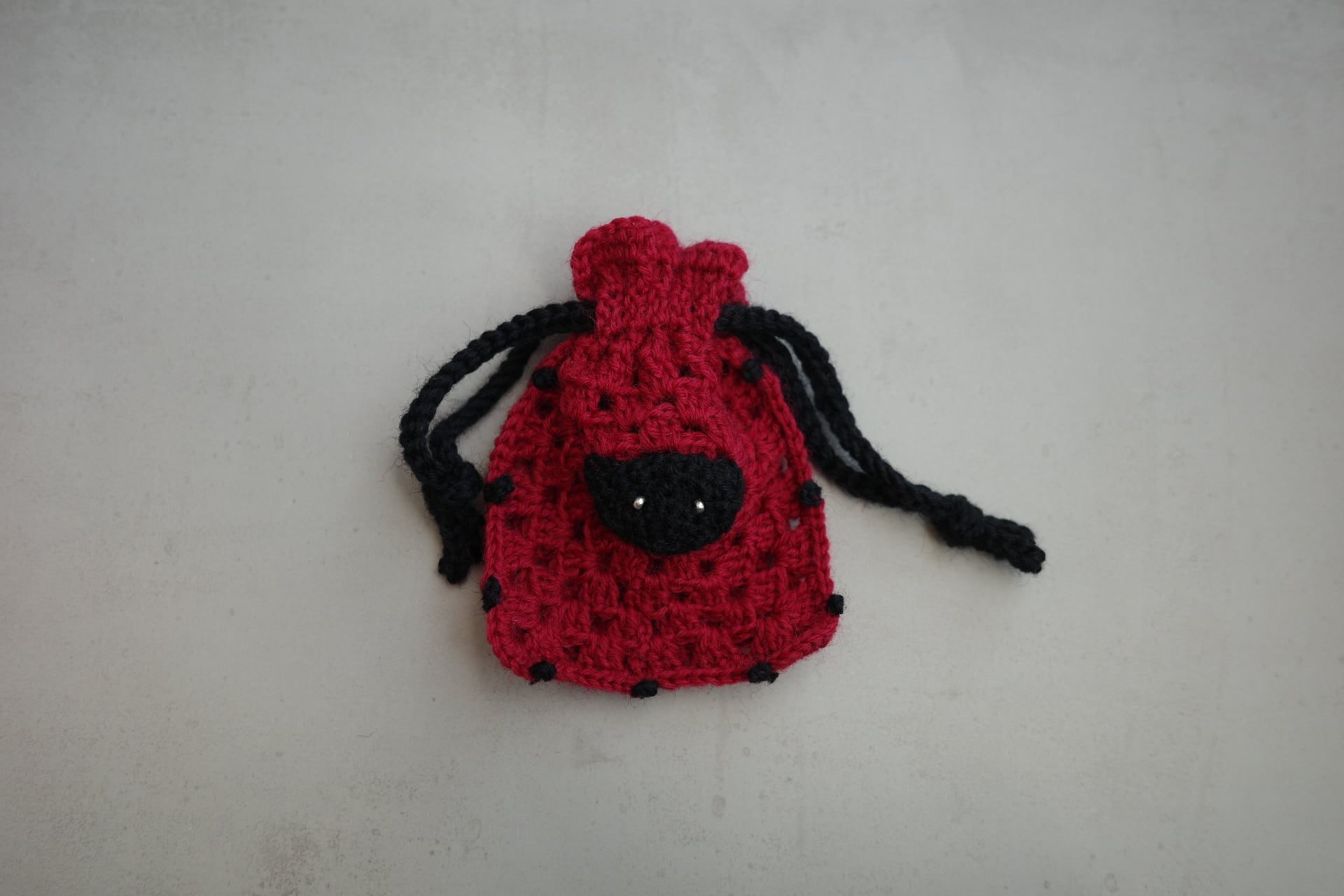 ビーズおめめの黒猫の巾着・えんじ