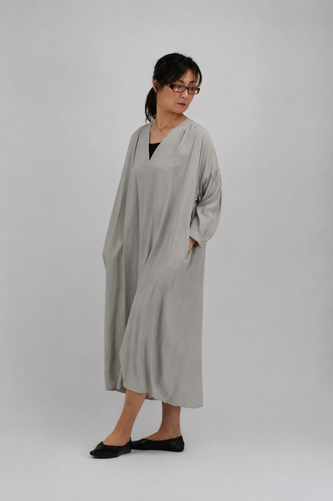 【suzuki takayuki】v-neck dress (S251-29) / black・grayish beige