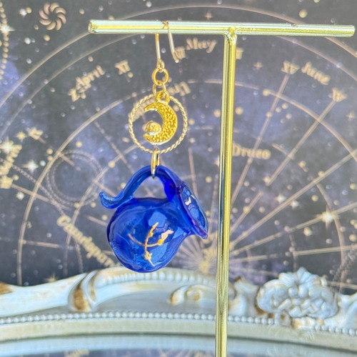 【片耳販売】宇宙の神秘を閉じ込めた　星屑ガラスピッチャーのネックレス　ミニチュアアクセサリー