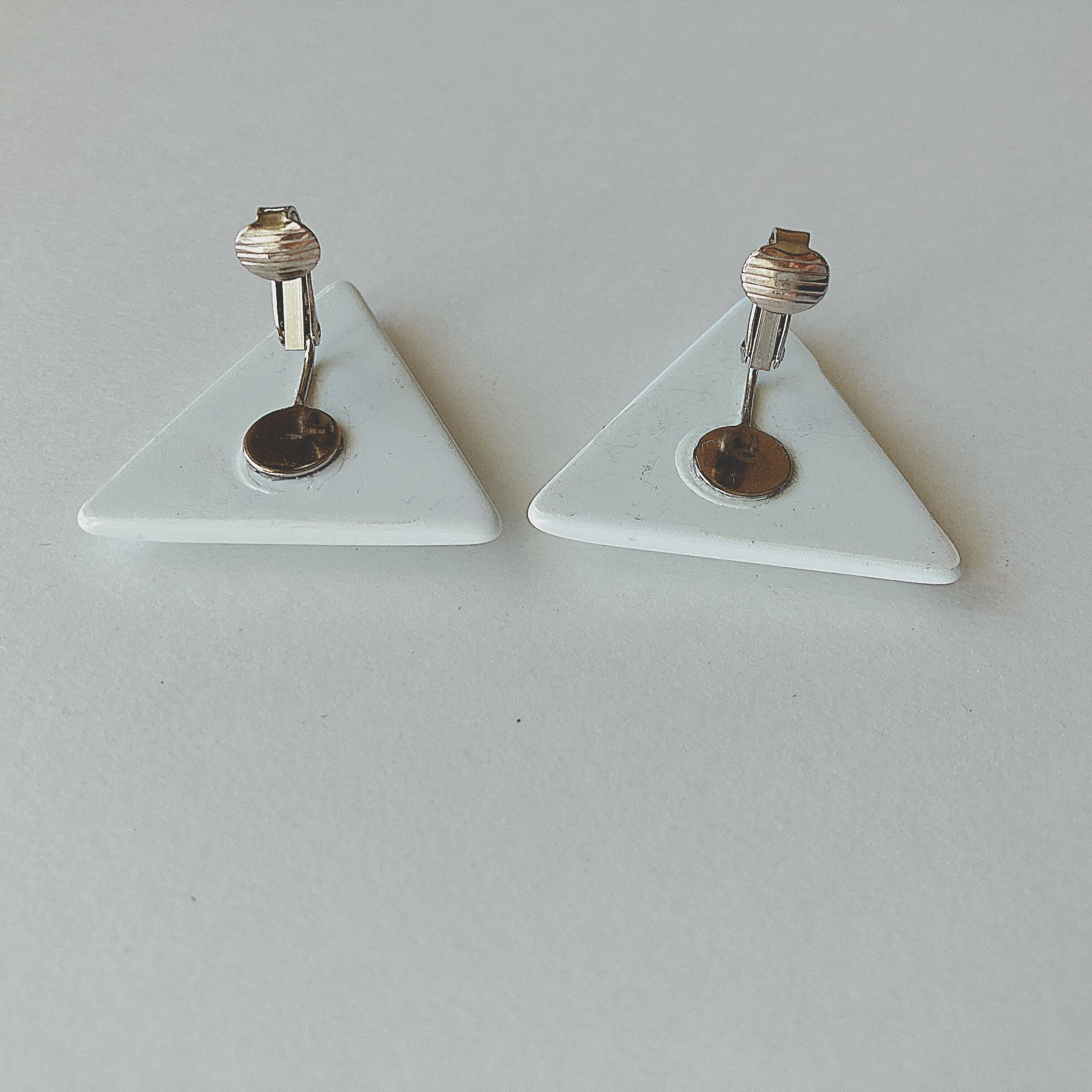 ホワイトトライアングルアンティークイヤリング Vintage white plastic triangle earrings ヴィンテージ ホワイト