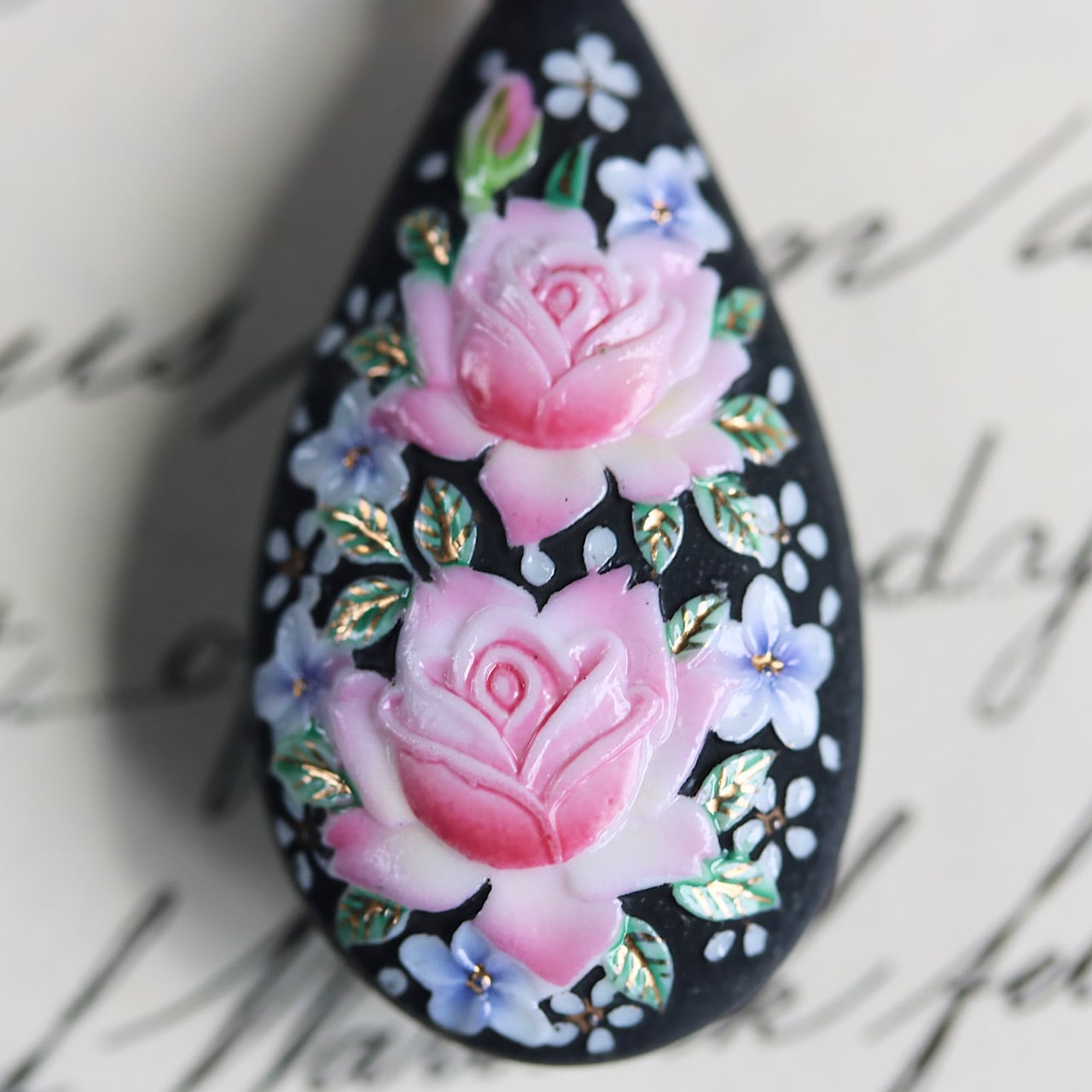 トシカネジュエリー（俊兼） ピンク薔薇モチーフのドロップ型