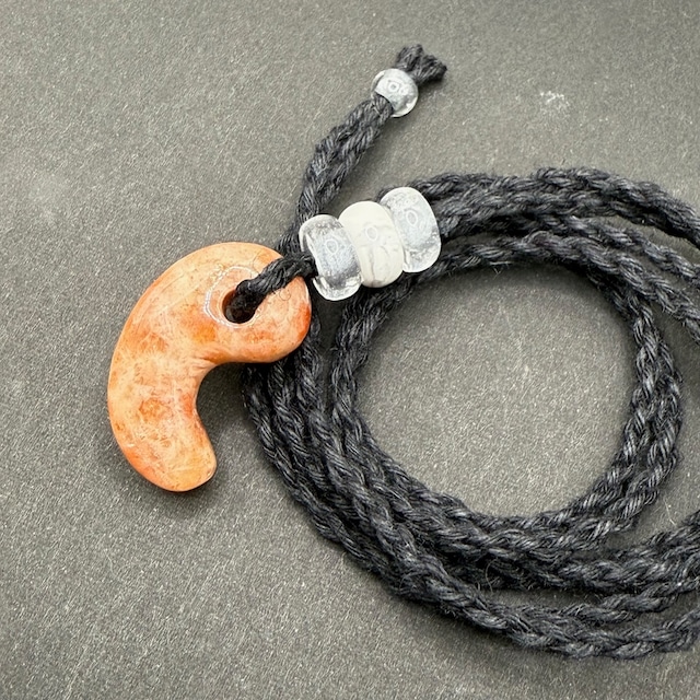 ［ お客様専用オーダー品２５６］サンストーン勾玉ヘンプ紐ネックレス