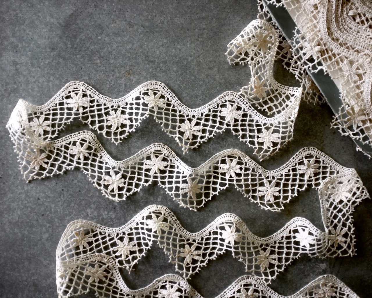 フランス 1900s 100x8c エクリュの花の波とアンティークリネンボビンレース ハンドワーク br87