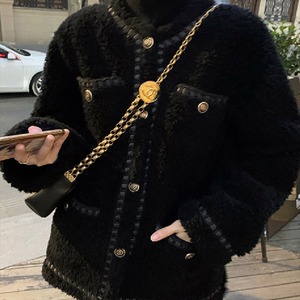 【送料無料】 アウター ショートコート ジャケット 羽織り ボアコート ショート ショート丈 袖あり 長袖 Vネック 無地 ビジュー 厚手生地 ボア かわいい 大人可愛い 綺麗 シンプル カジュアル 大人 上品 おしゃれ お洒落 大人女子 こなれ感 エレガント コンサバ 定番アイテム フェミニン ガーリー 冬 30代 40代 レディース 女性用 ママ ママ服 OL 通勤 デート お出かけ 女子会 お呼ばれ お茶会 授業参観 休日 アウトドア 着回し 普段使い 韓国 韓国系 暖かい オーバーシルエット